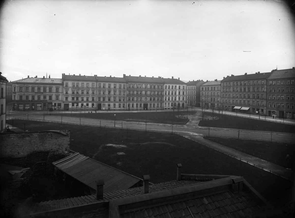 Åpent område og bygårder. Muligens fotografert fra Langkaia der Oslo havnelager ble reist.