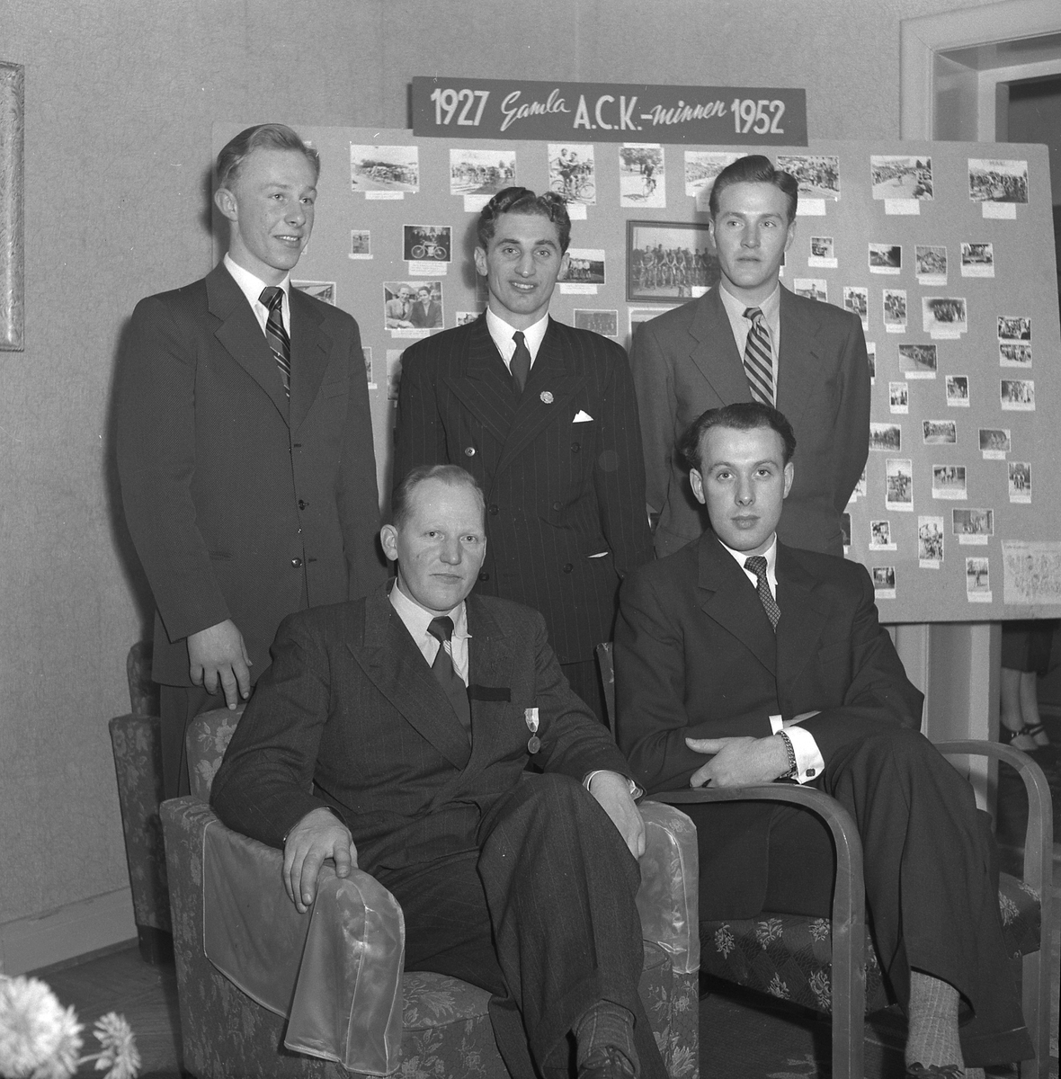 Alingsås Cykelklubb ACK, 1927-1952. Nov 1952

Nedanstående uppgifter från Bert Andersson.

Stående från vänster:
- Bert 'Pota' Andersson (charkuteribiträde hos Douglas Melins Charkuteri, Kungsgatan)
- 'Kalle Fanni' riktigt namn okänt
- okänd (troligtvis besök från Borås)

Sittande från vänster:
- Bertil Benseryd (en av fyra bröder; övriga Erik, Nisse, Sven)
- Sven Kronberg (Kronbergs Karamellfabrik)