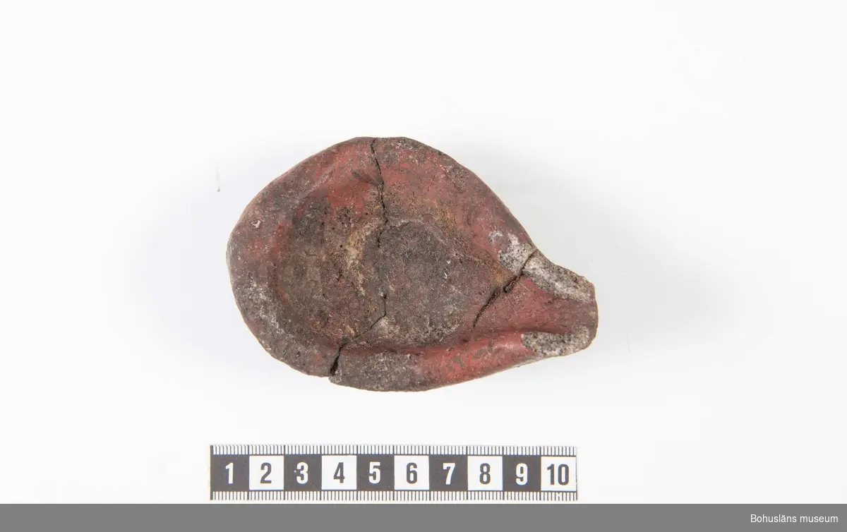 En hel komplett degel (sammansatt av två delar) och ett femtiotal fragment. Delvis rödaktig sintrad yta. Ljusgrått hårbränt kompakt gods. Delvis sintrade ytor. Degeln använd vid gjutning av bronsföremål.

294 Landskap BOHUSLÄN