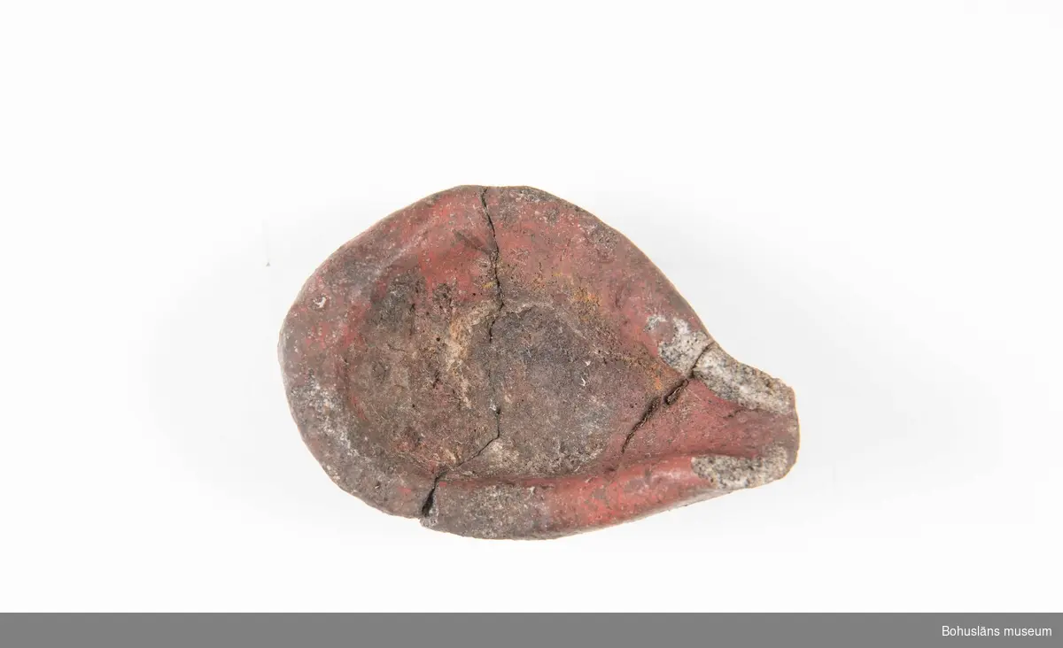 En hel komplett degel (sammansatt av två delar) och ett femtiotal fragment. Delvis rödaktig sintrad yta. Ljusgrått hårbränt kompakt gods. Delvis sintrade ytor. Degeln använd vid gjutning av bronsföremål.

294 Landskap BOHUSLÄN