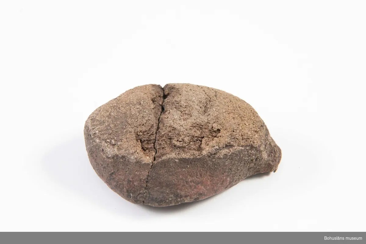 En hel komplett degel (sammansatt av två delar) och ett femtiotal fragment. Delvis rödaktig sintrad yta. Ljusgrått hårbränt kompakt gods. Delvis sintrade ytor. Degeln använd vid gjutning av bronsföremål.

294 Landskap BOHUSLÄN