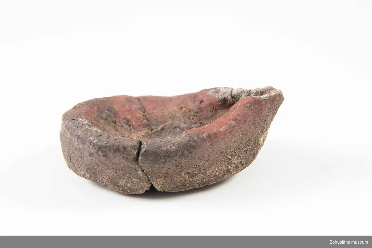 En hel komplett degel (sammansatt av två delar) och ett femtiotal fragment. Delvis rödaktig sintrad yta. Ljusgrått hårbränt kompakt gods. Delvis sintrade ytor. Degeln använd vid gjutning av bronsföremål.

294 Landskap BOHUSLÄN