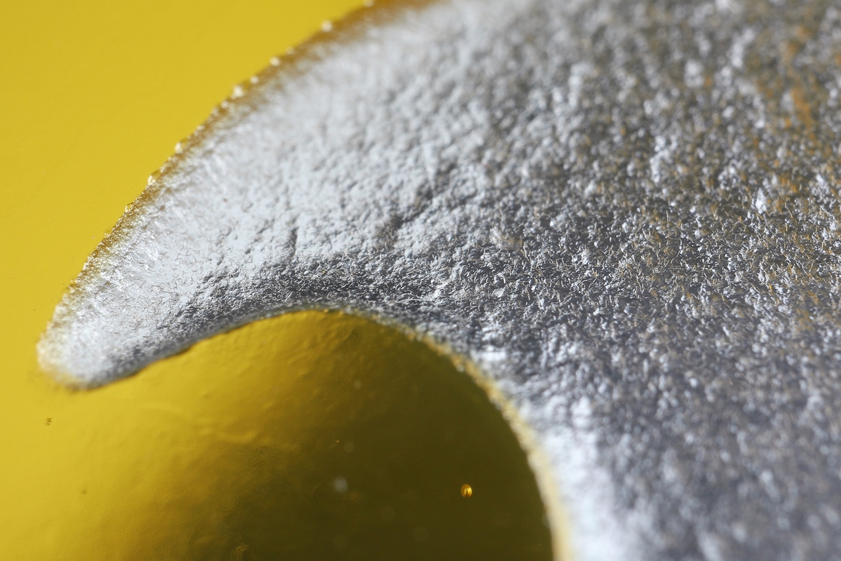 Fat/prydnadsföremål.
Väldigt stort, gult underfång som blästrats genom till klarglaset.
Ett "organiskt" mönster.
Funktion: Fat/prydnadsföremål