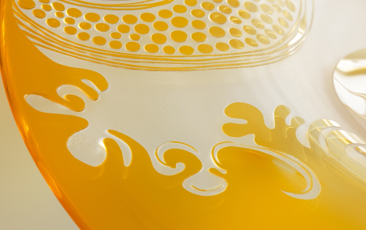 Fat/prydnadsföremål.
Väldigt stort, gult underfång som blästrats genom till klarglaset.
Ett "organiskt" mönster.
Funktion: Fat/prydnadsföremål