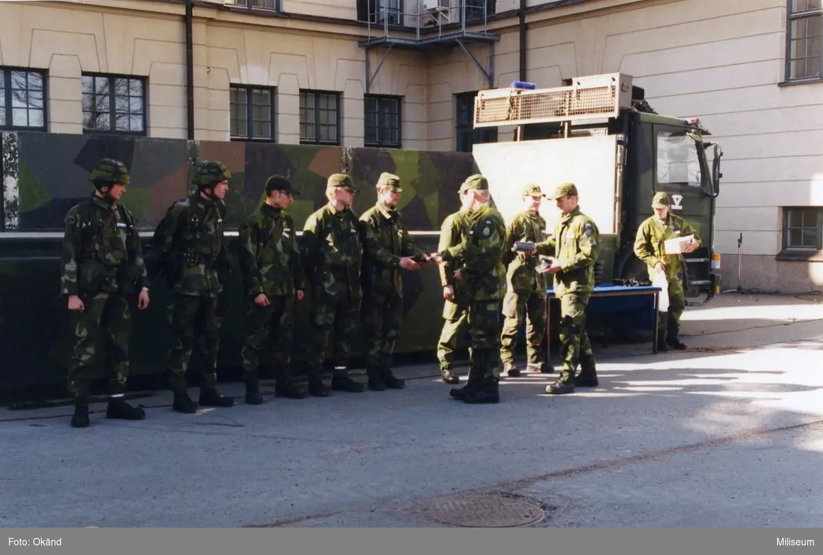 Ceremoni på kaserngården på Ing 2. Flaklastbil Scania P 92.