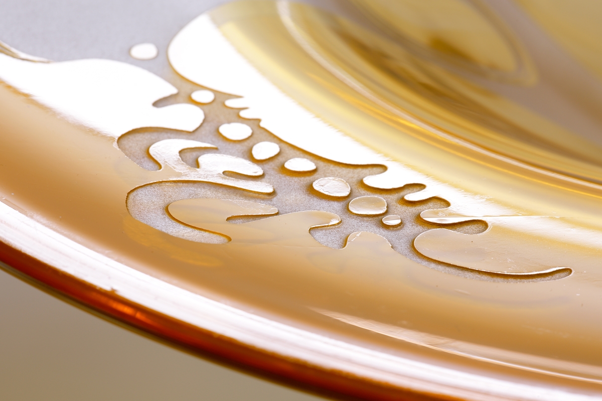 Fat/prydnadsföremål.
Väldigt stort, gult underfång som blästrats genom till klarglaset.
Ett "organiskt" mönster.
Funktion: Fat/prydnadsföremål