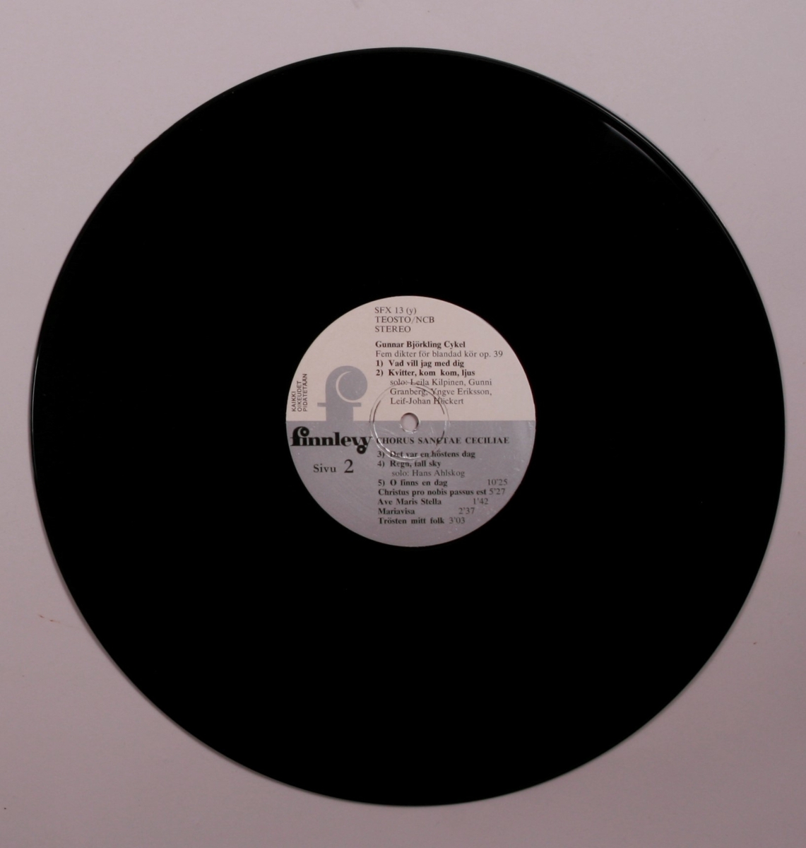 Grammofonplate i svart vinyl og plateomslag i papp. Plata ligger i en plastlomme. Tilhørende hefte følger med.