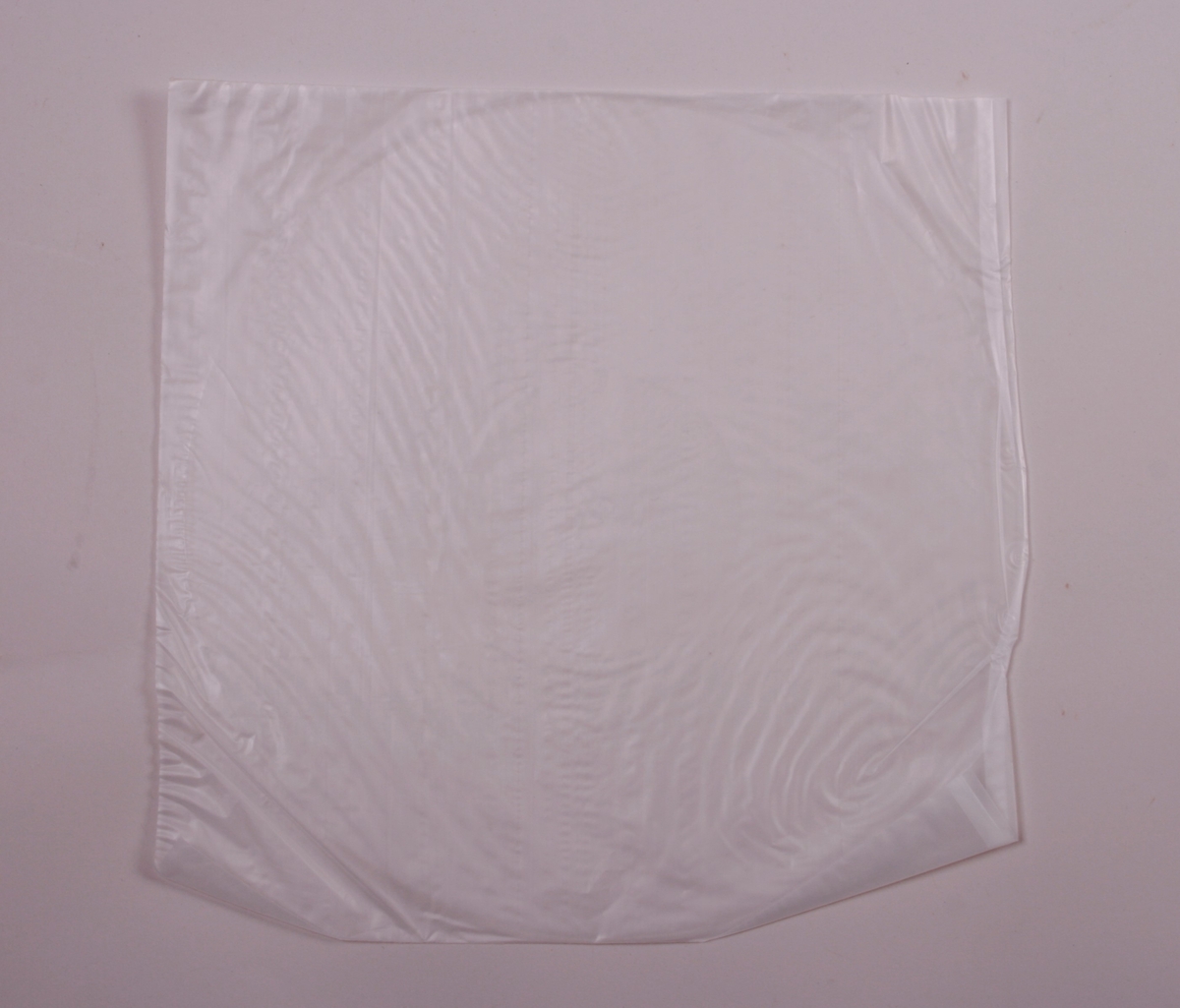 Grammofonplate i svart vinyl og plateomslag i papp. Plata ligger i en plastlomme. Tilhørende hefte følger med.