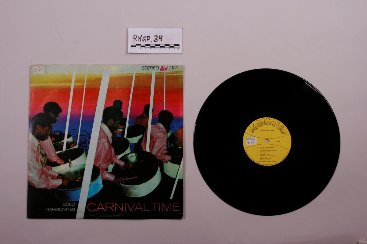 Grammofonplate i svart vinyl og plateomslag i papp. Plata ligger i en papirlomme.