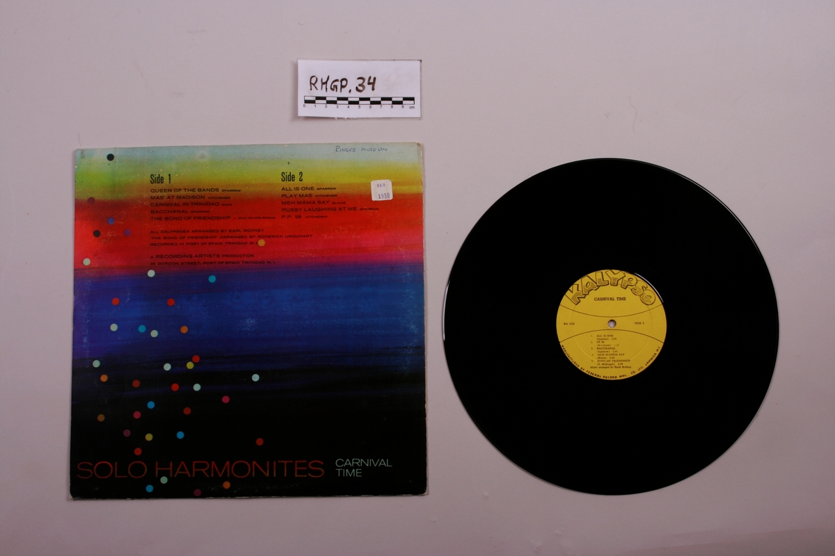 Grammofonplate i svart vinyl og plateomslag i papp. Plata ligger i en papirlomme.