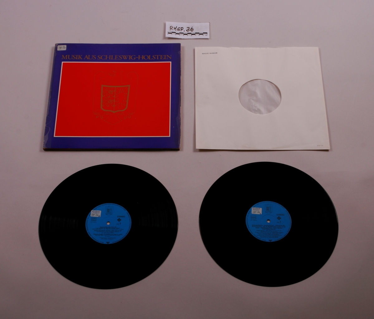 Grammofonplater i svart vinyl og plateomslag i papp. Platene ligger i papirlommer.