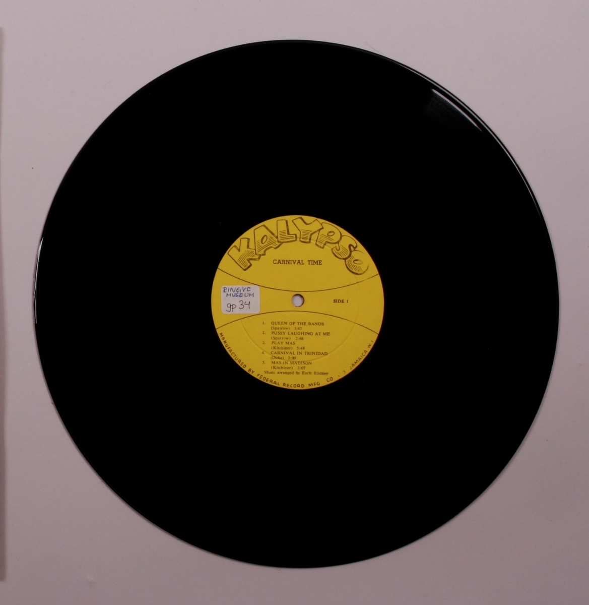 Grammofonplate i svart vinyl og plateomslag i papp. Plata ligger i en papirlomme.