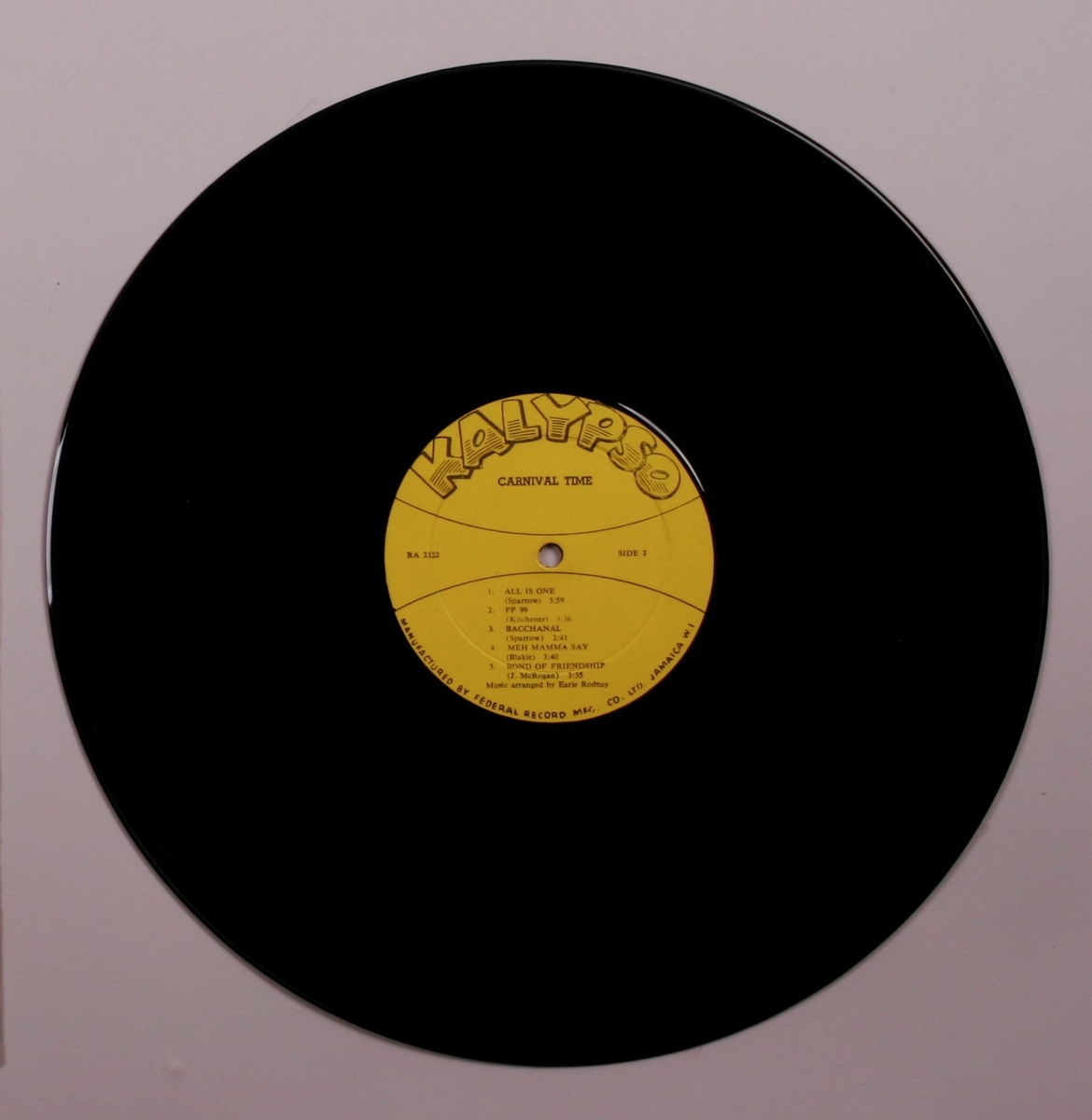 Grammofonplate i svart vinyl og plateomslag i papp. Plata ligger i en papirlomme.