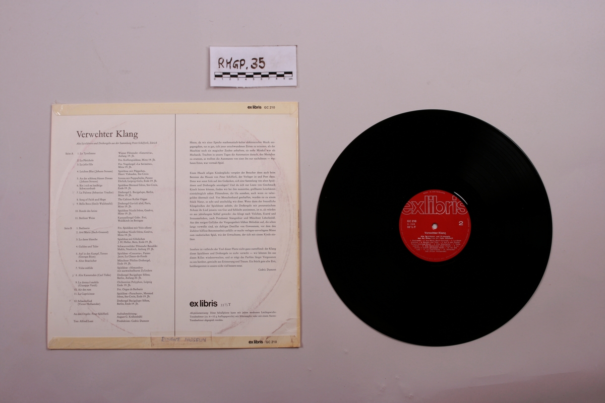Grammofonplate i svart vinyl og plateomslag i papp. Plata ligger i en papirlomme.