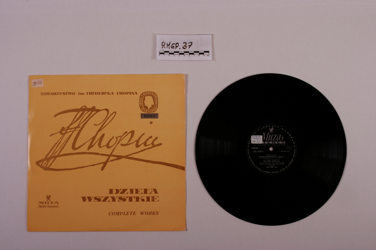 Grammofonplate i svart vinyl og plateomslag i papp. Plata ligger i en plastlomme.
