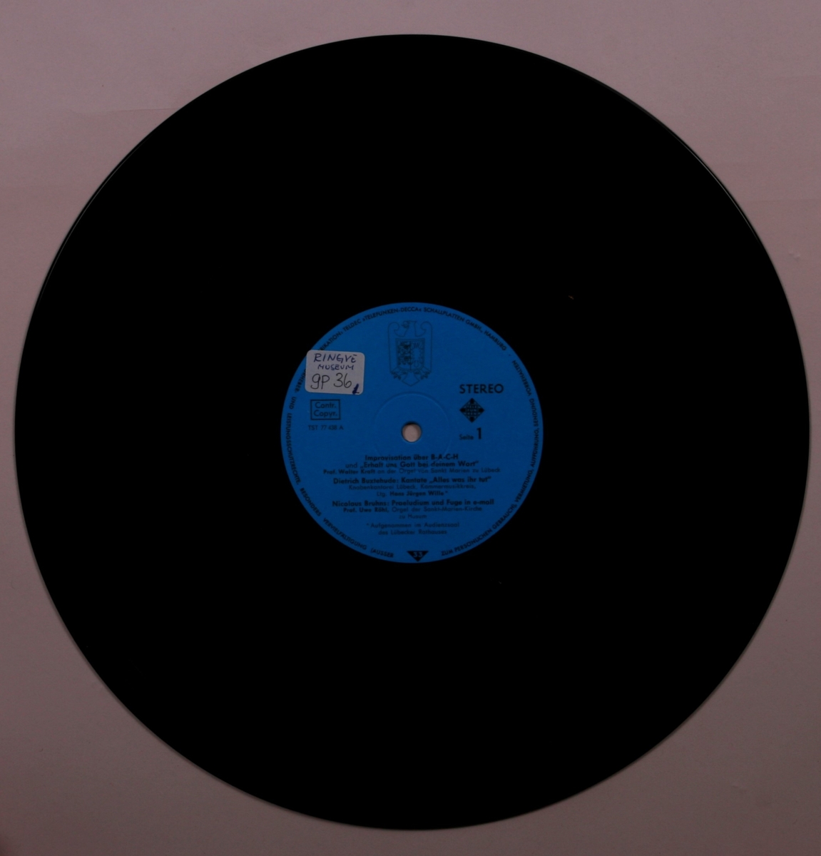 Grammofonplater i svart vinyl og plateomslag i papp. Platene ligger i papirlommer.