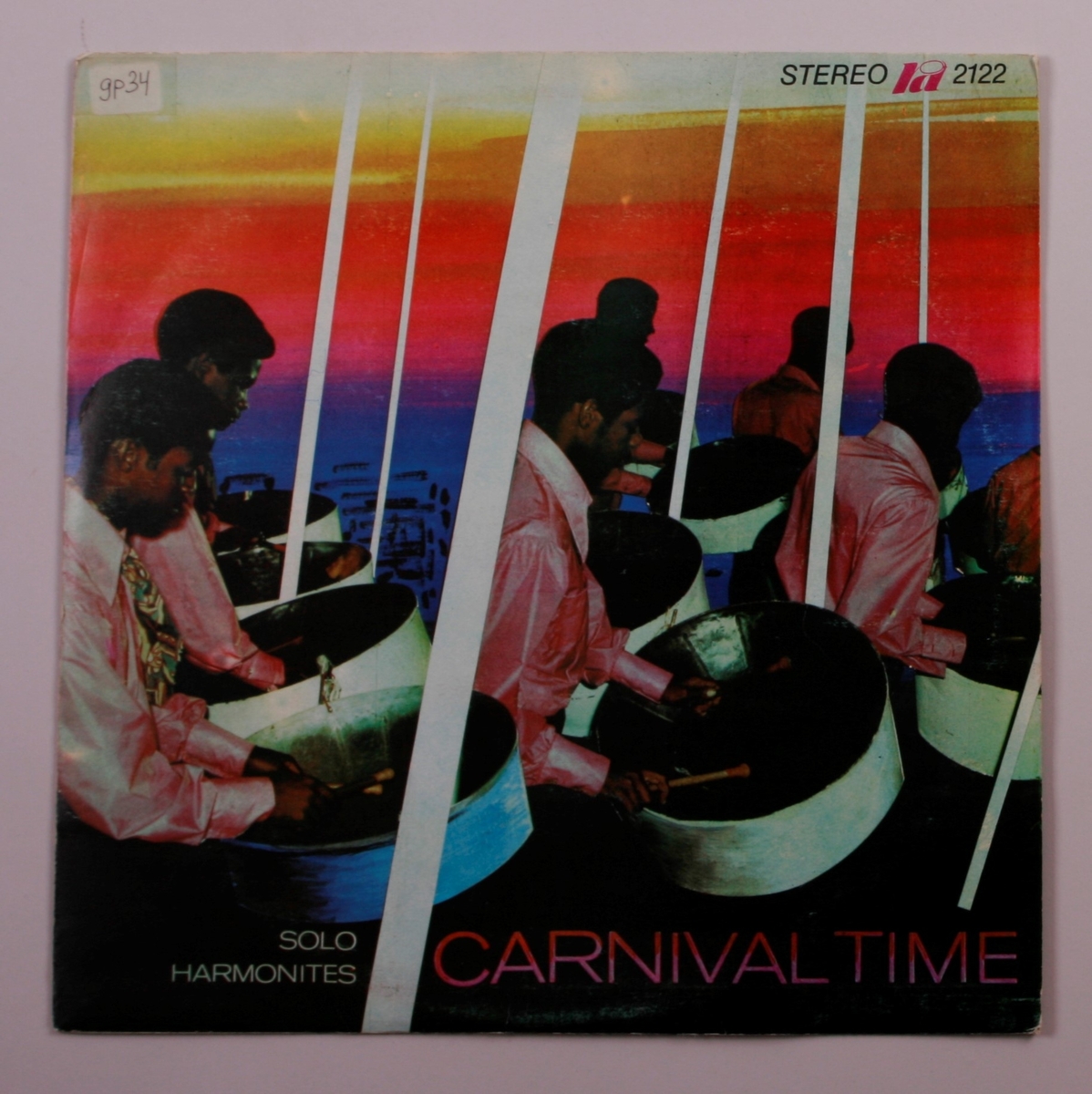 Grammofonplate i svart vinyl og plateomslag i papp. Plata ligger i en papirlomme.