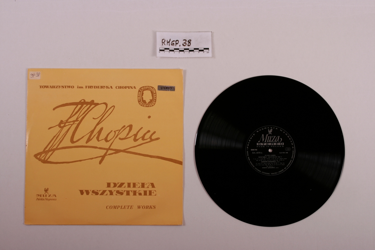 Grammofonplate i svart vinyl og plateomslag i papp. Plata ligger i en plastlomme.
