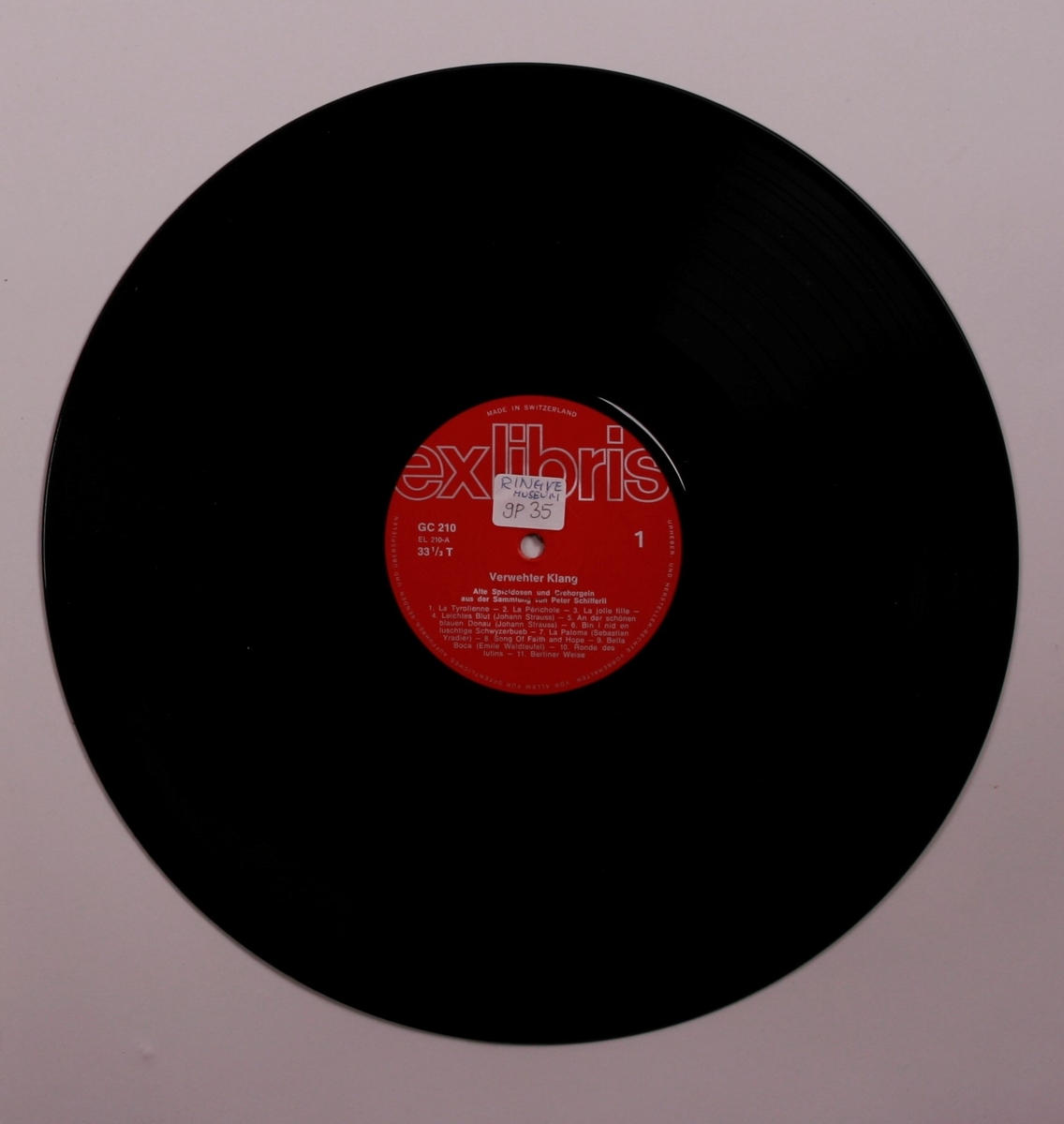 Grammofonplate i svart vinyl og plateomslag i papp. Plata ligger i en papirlomme.