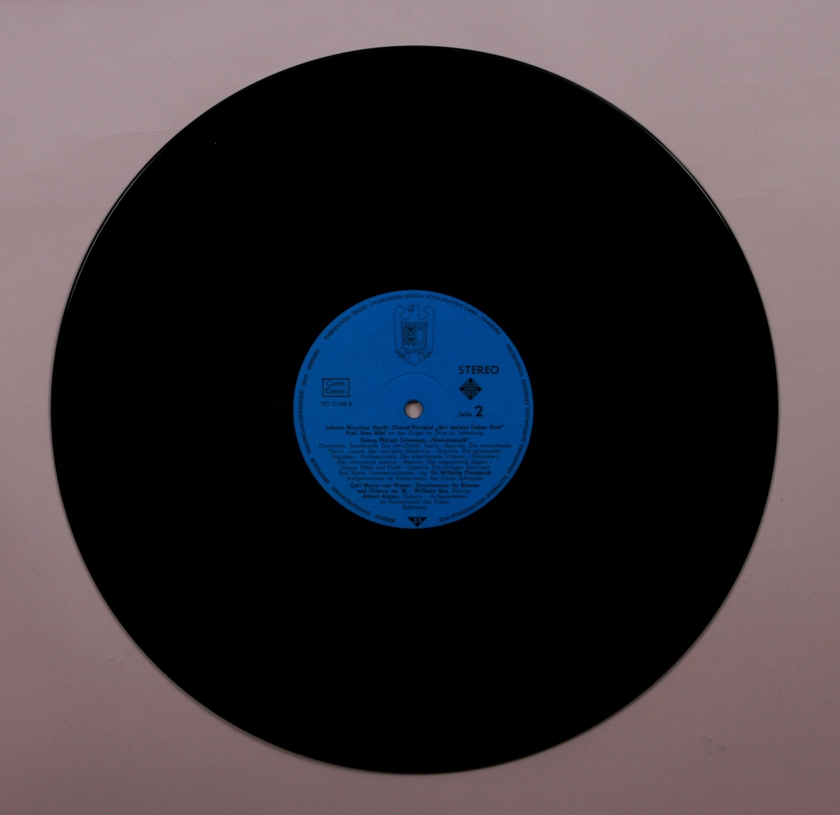 Grammofonplater i svart vinyl og plateomslag i papp. Platene ligger i papirlommer.