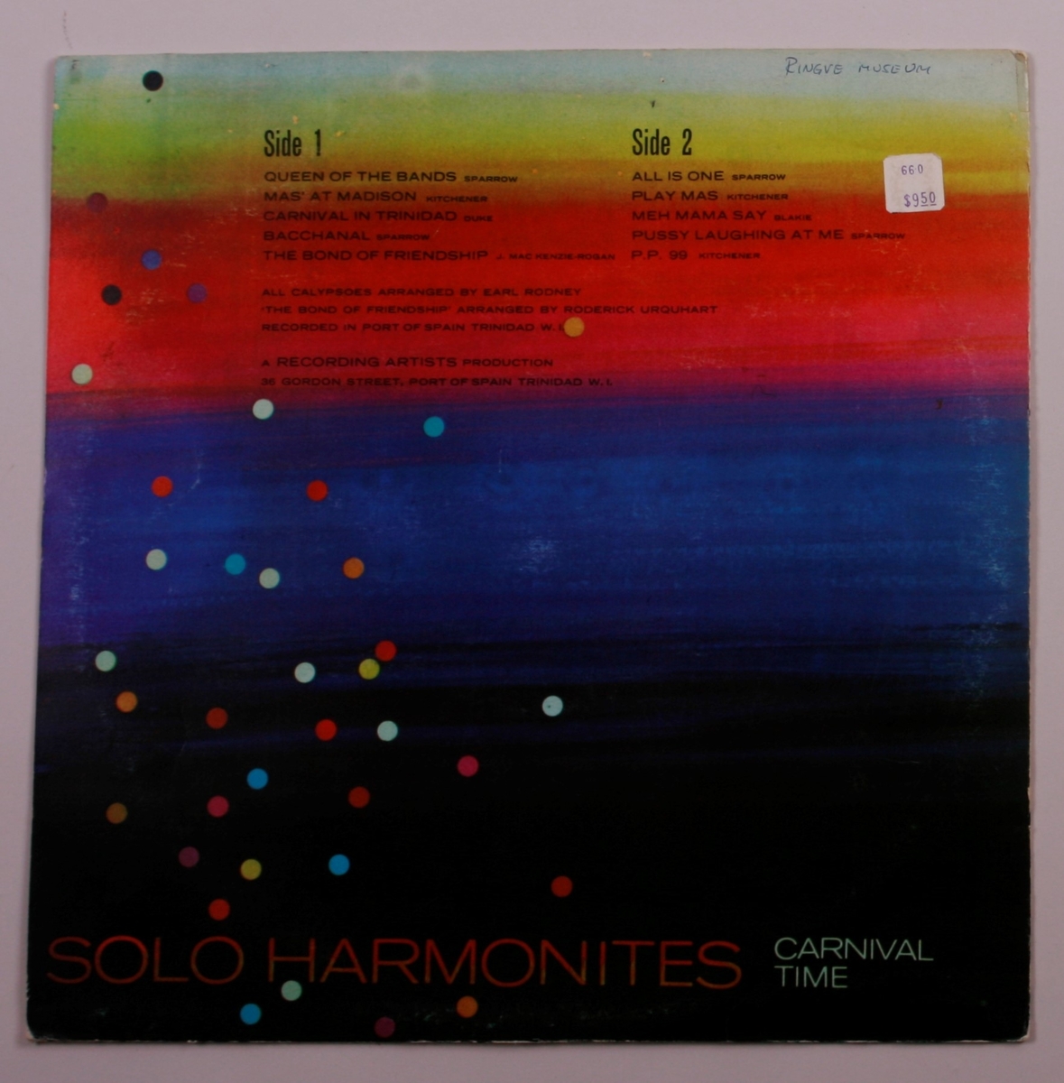 Grammofonplate i svart vinyl og plateomslag i papp. Plata ligger i en papirlomme.