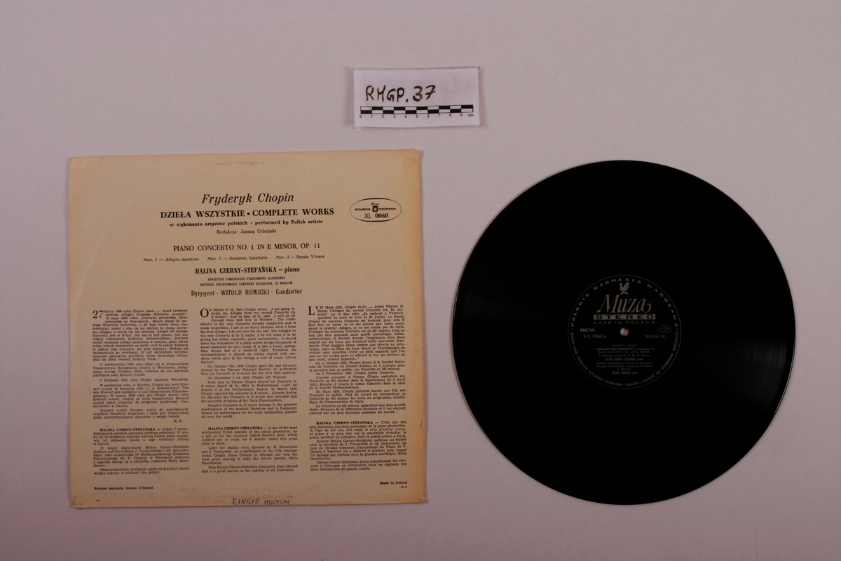 Grammofonplate i svart vinyl og plateomslag i papp. Plata ligger i en plastlomme.
