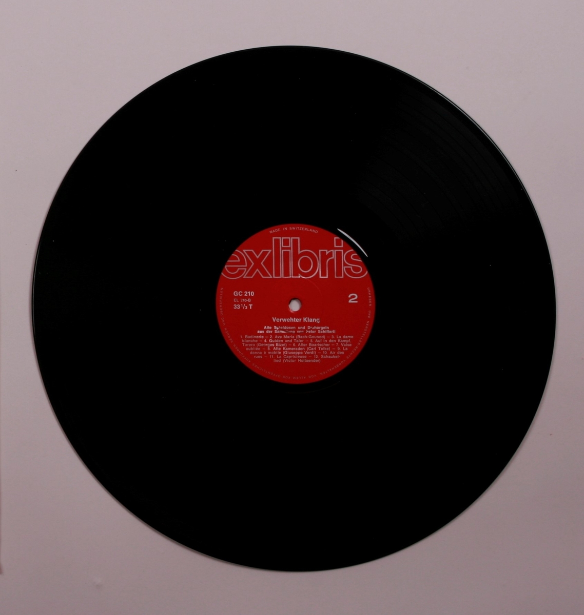 Grammofonplate i svart vinyl og plateomslag i papp. Plata ligger i en papirlomme.