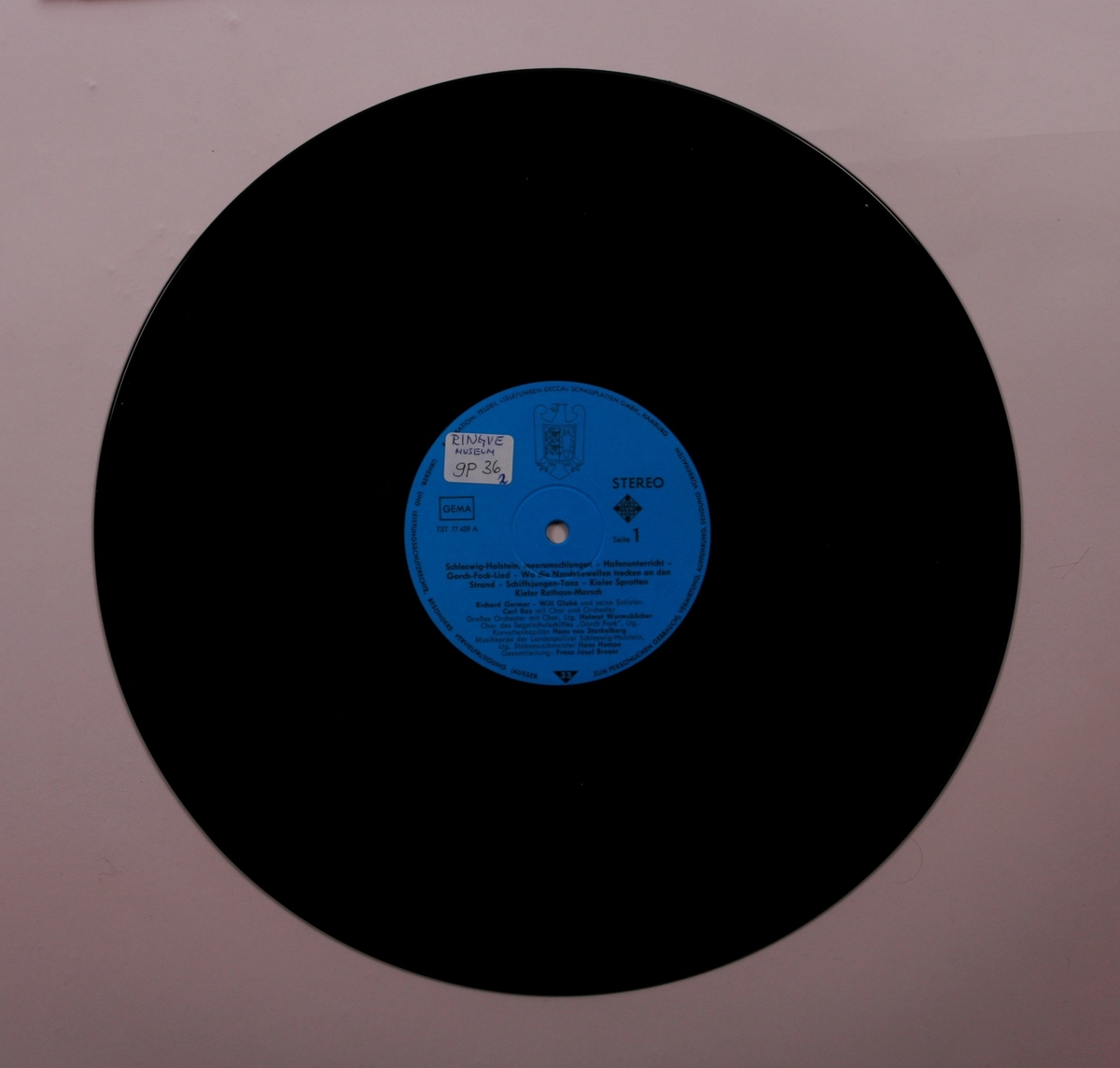 Grammofonplater i svart vinyl og plateomslag i papp. Platene ligger i papirlommer.