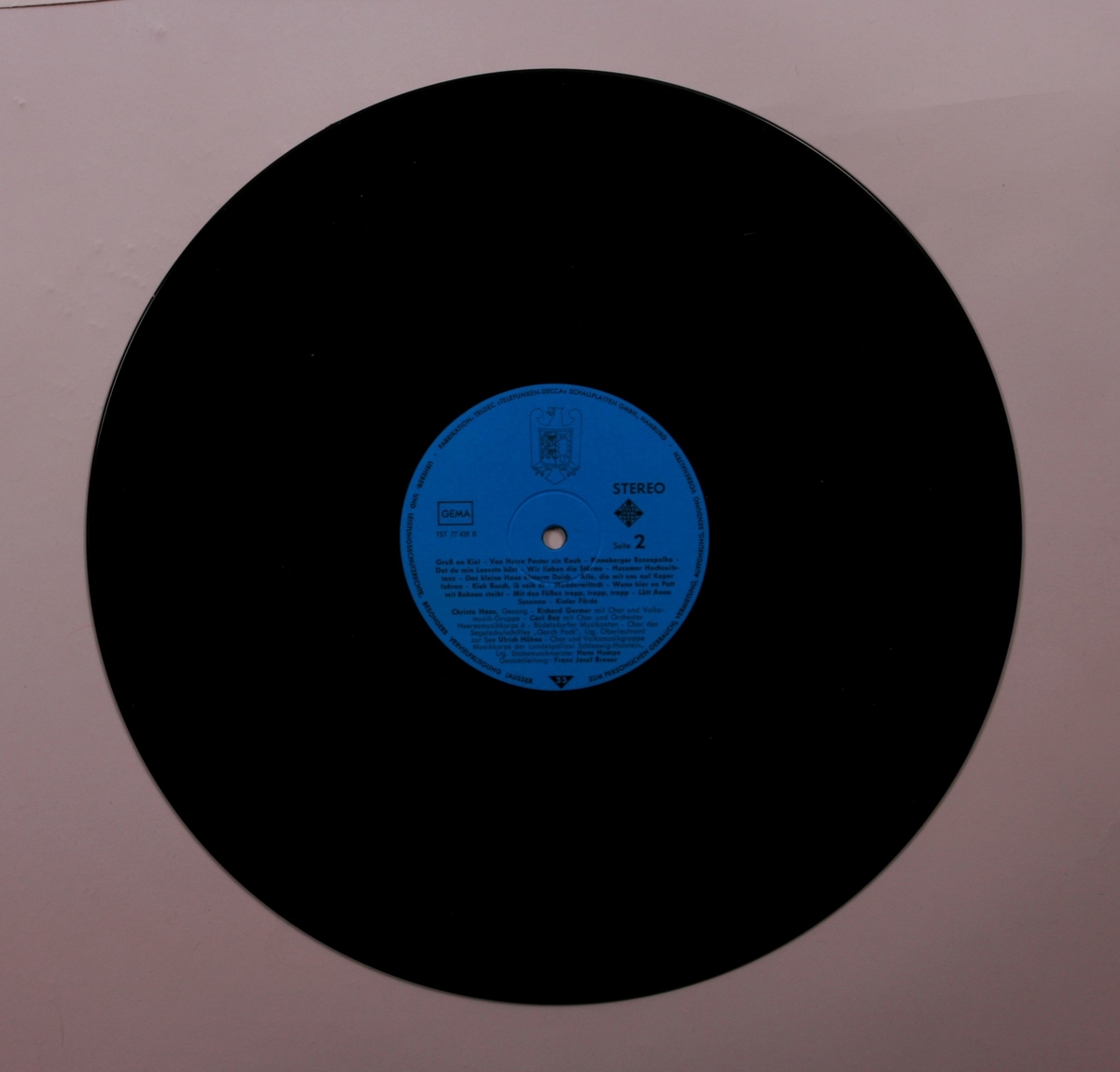 Grammofonplater i svart vinyl og plateomslag i papp. Platene ligger i papirlommer.