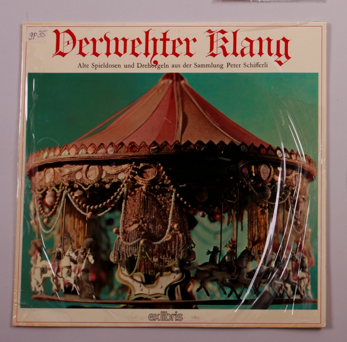 Grammofonplate i svart vinyl og plateomslag i papp. Plata ligger i en papirlomme.