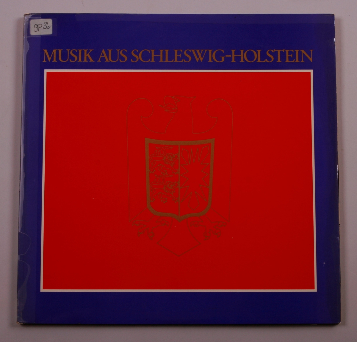 Grammofonplater i svart vinyl og plateomslag i papp. Platene ligger i papirlommer.