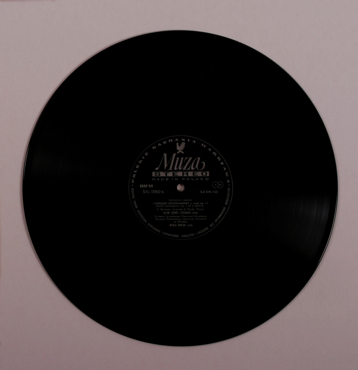 Grammofonplate i svart vinyl og plateomslag i papp. Plata ligger i en plastlomme.
