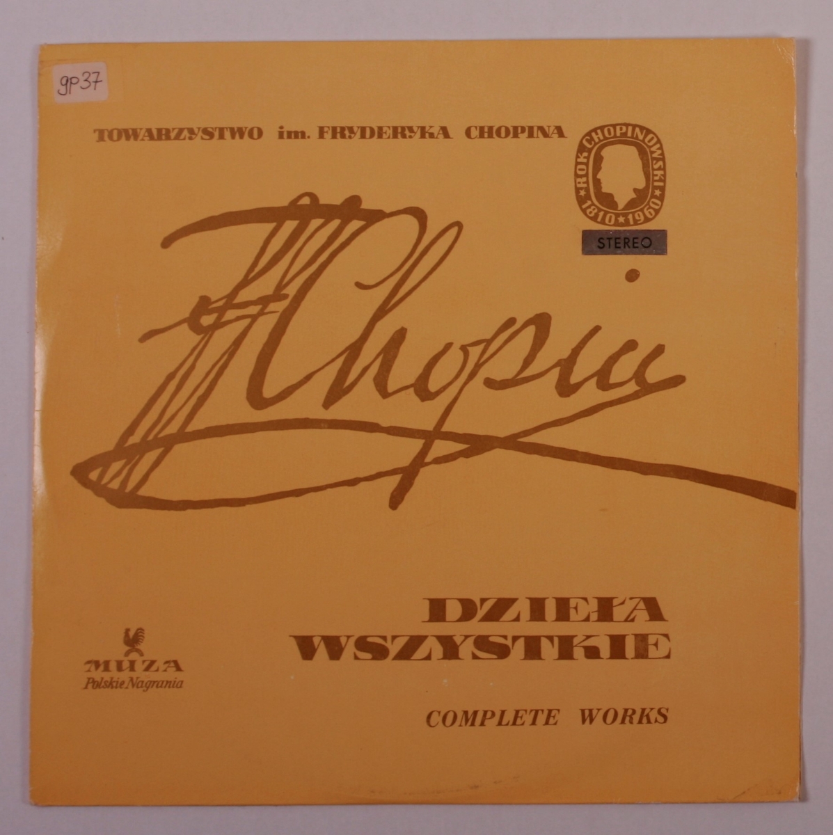 Grammofonplate i svart vinyl og plateomslag i papp. Plata ligger i en plastlomme.
