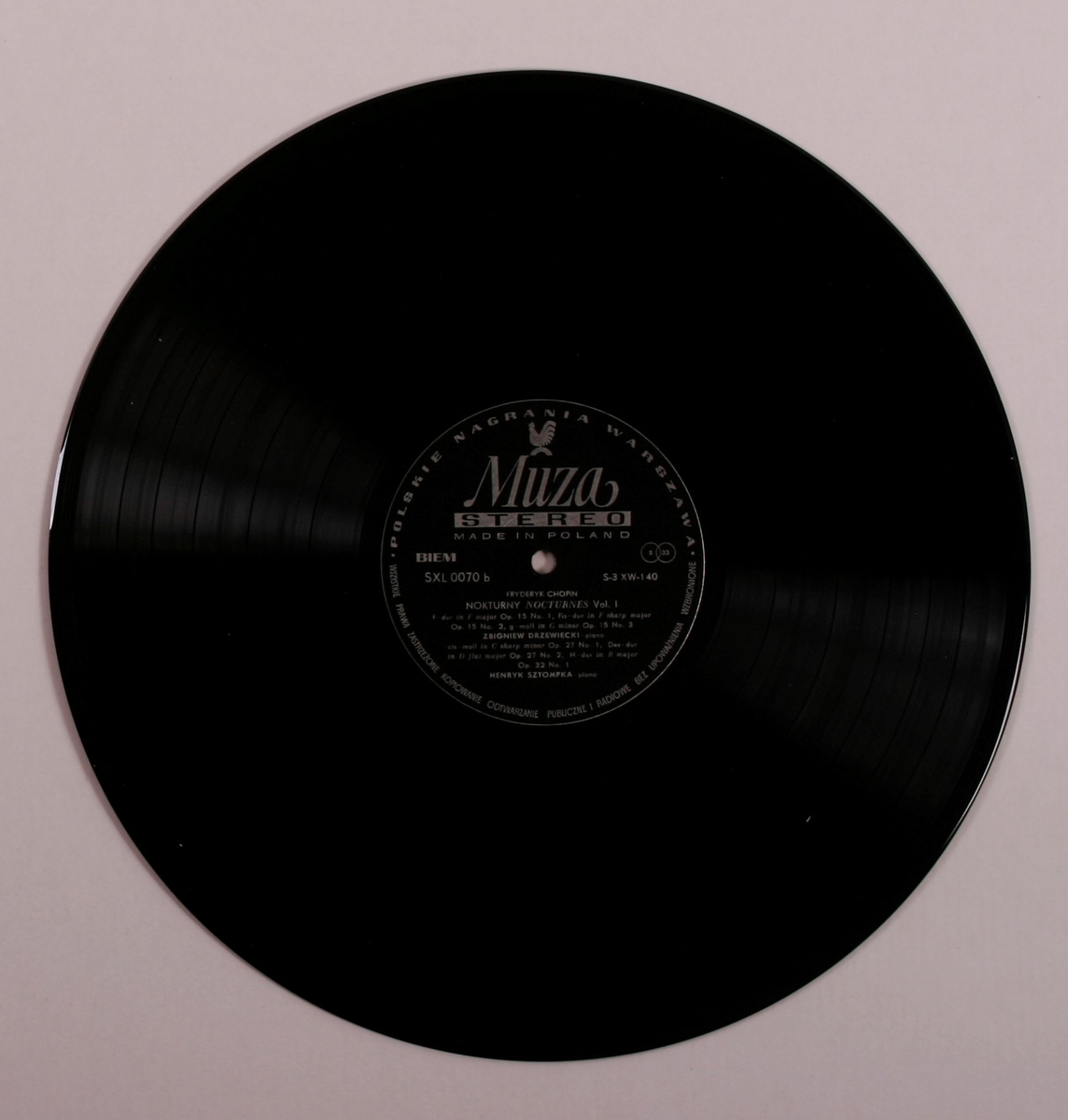 Grammofonplate i svart vinyl og plateomslag i papp. Plata ligger i en plastlomme.
