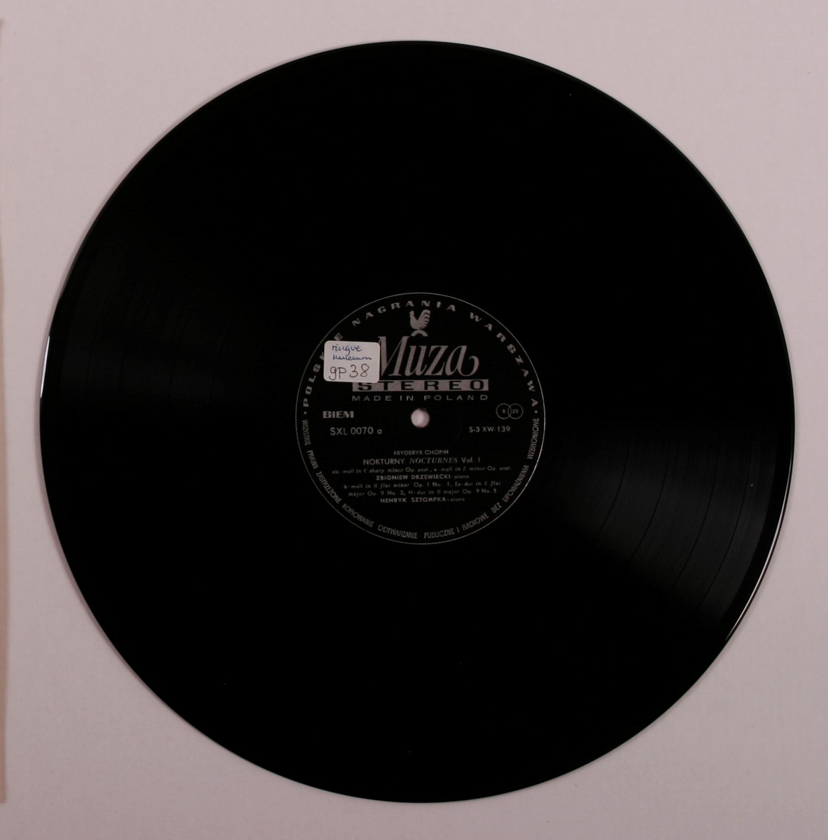 Grammofonplate i svart vinyl og plateomslag i papp. Plata ligger i en plastlomme.
