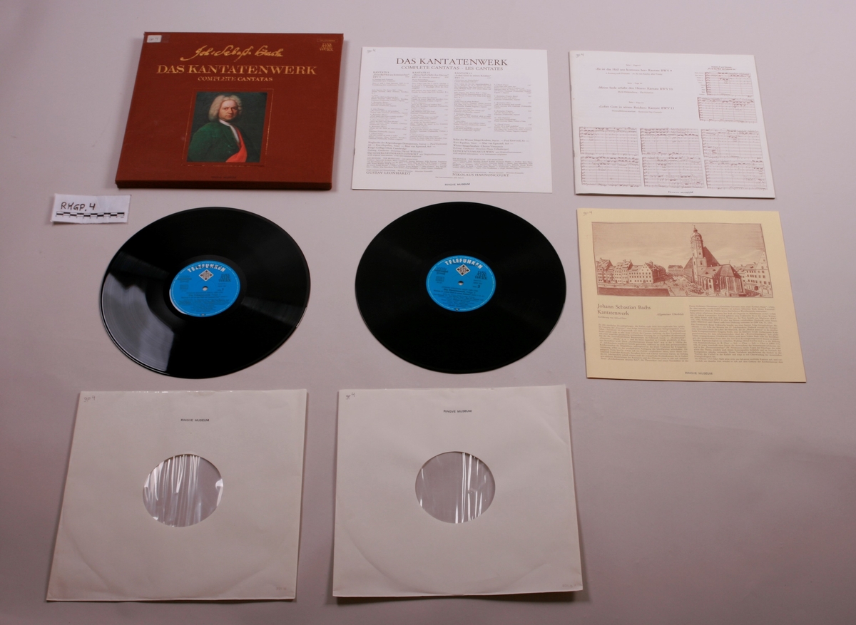Grammofonplater i svart vinyl og plateboks i papp. Notehefte og to informasjonshefter.
