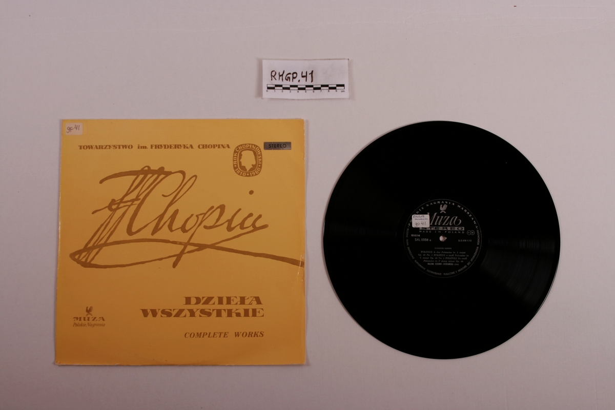 Grammofonplate i svart vinyl og plateomslag i papp. Plata ligger i en plastlomme.
