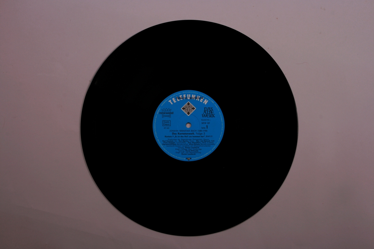 Grammofonplater i svart vinyl og plateboks i papp. Notehefte og to informasjonshefter.
