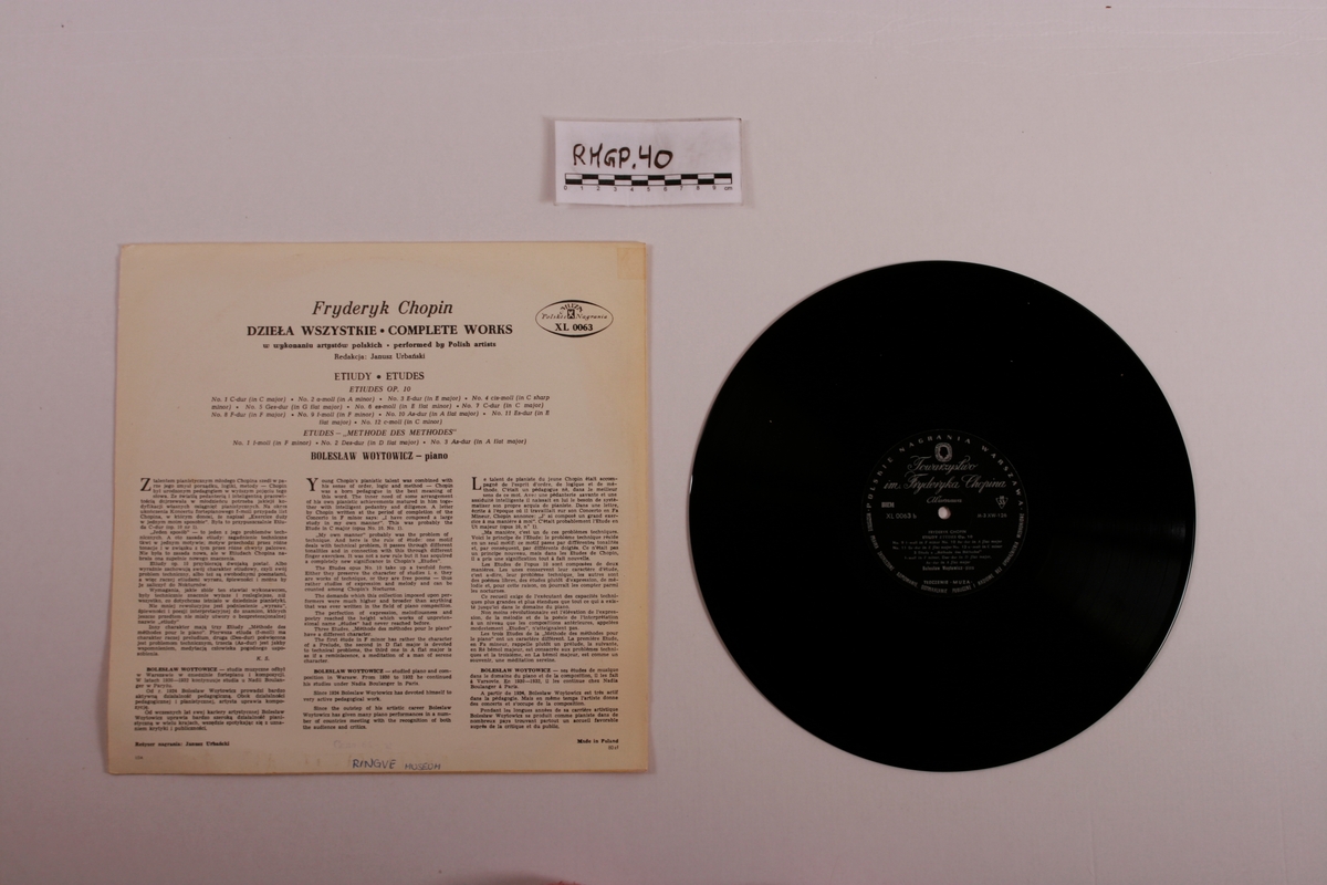 Grammofonplate i svart vinyl og plateomslag i papp. Plata ligger i en plastlomme.
