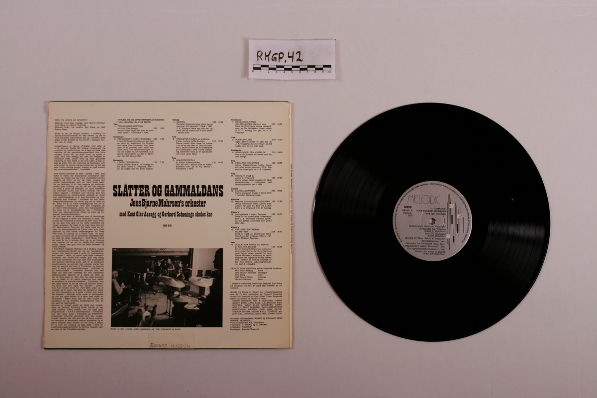 Grammofonplate i svart vinyl og plateomslag i papp. Plata ligger i en papirlomme.
