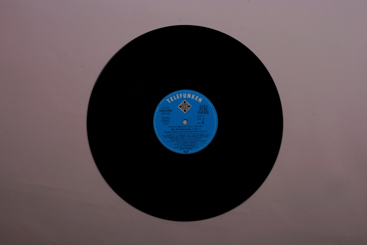 Grammofonplater i svart vinyl og plateboks i papp. Notehefte og to informasjonshefter.
