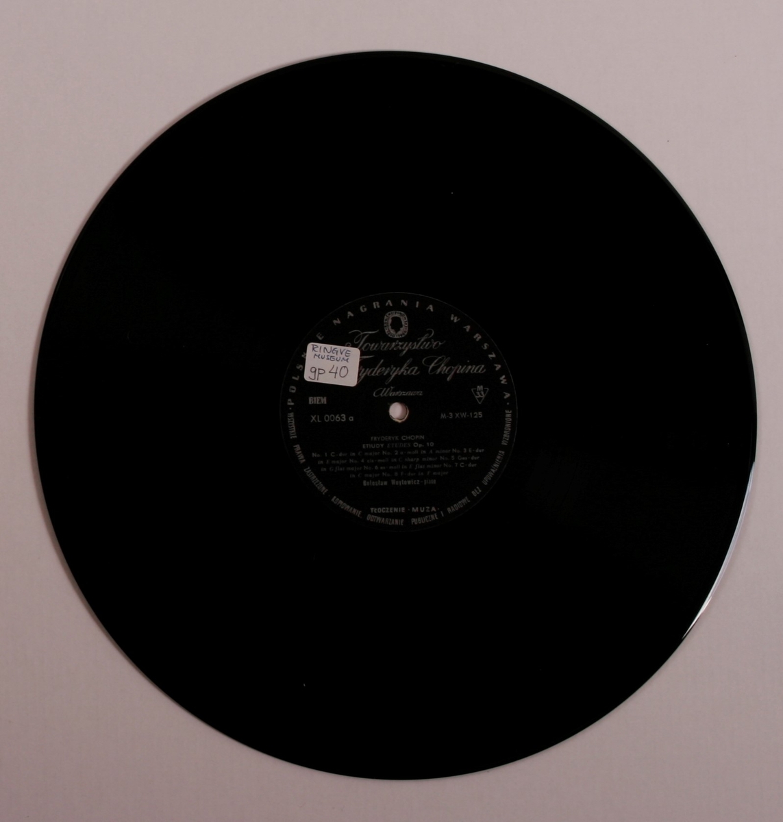 Grammofonplate i svart vinyl og plateomslag i papp. Plata ligger i en plastlomme.
