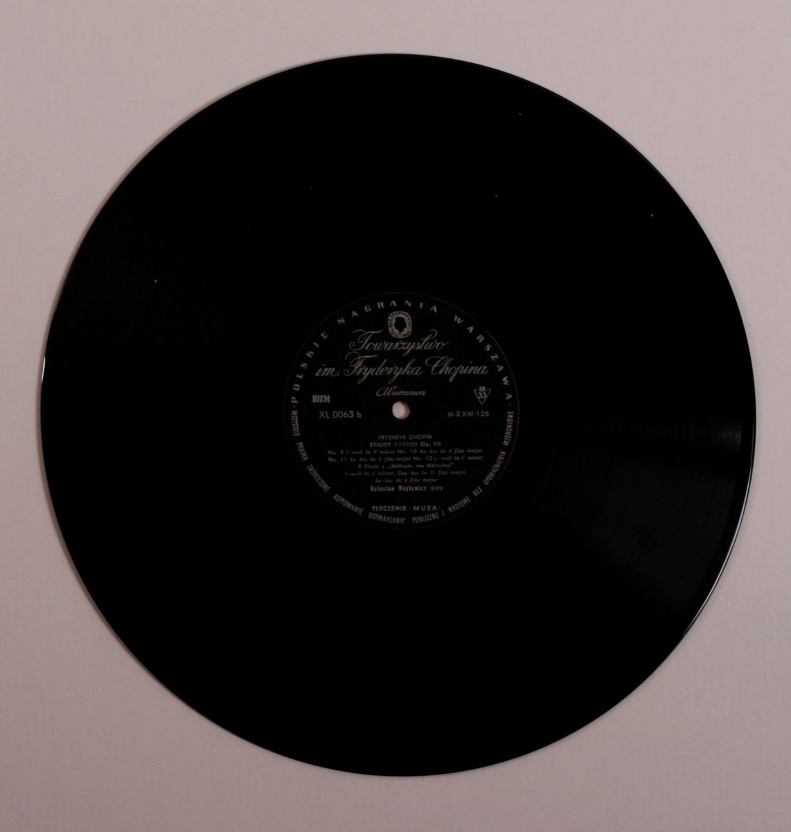 Grammofonplate i svart vinyl og plateomslag i papp. Plata ligger i en plastlomme.
