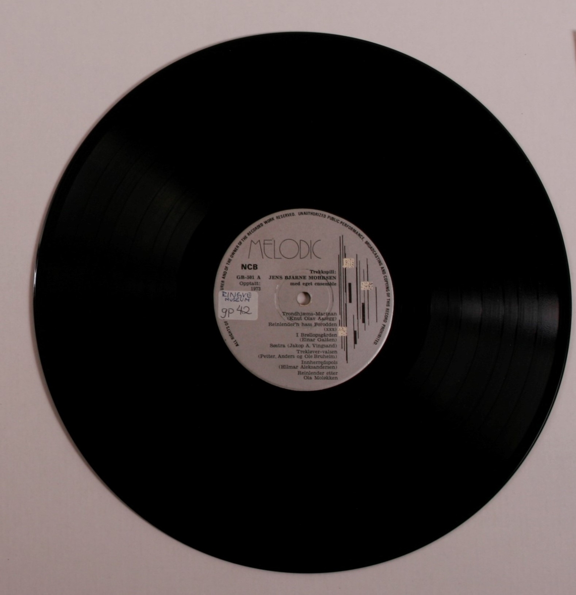 Grammofonplate i svart vinyl og plateomslag i papp. Plata ligger i en papirlomme.