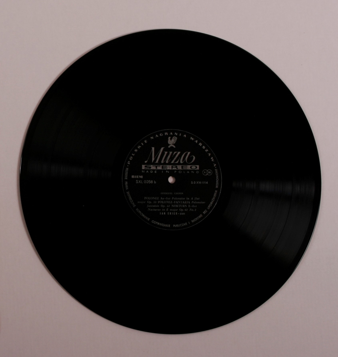Grammofonplate i svart vinyl og plateomslag i papp. Plata ligger i en plastlomme.
