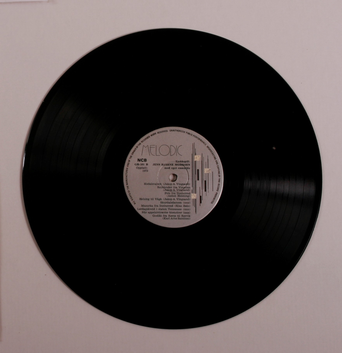 Grammofonplate i svart vinyl og plateomslag i papp. Plata ligger i en papirlomme.