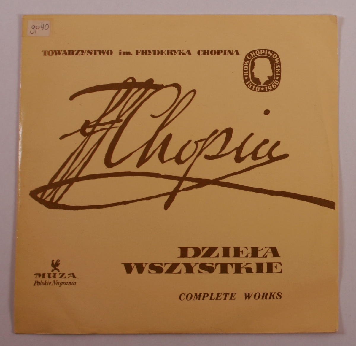 Grammofonplate i svart vinyl og plateomslag i papp. Plata ligger i en plastlomme.
