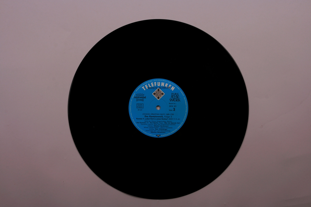 Grammofonplater i svart vinyl og plateboks i papp. Notehefte og to informasjonshefter.
