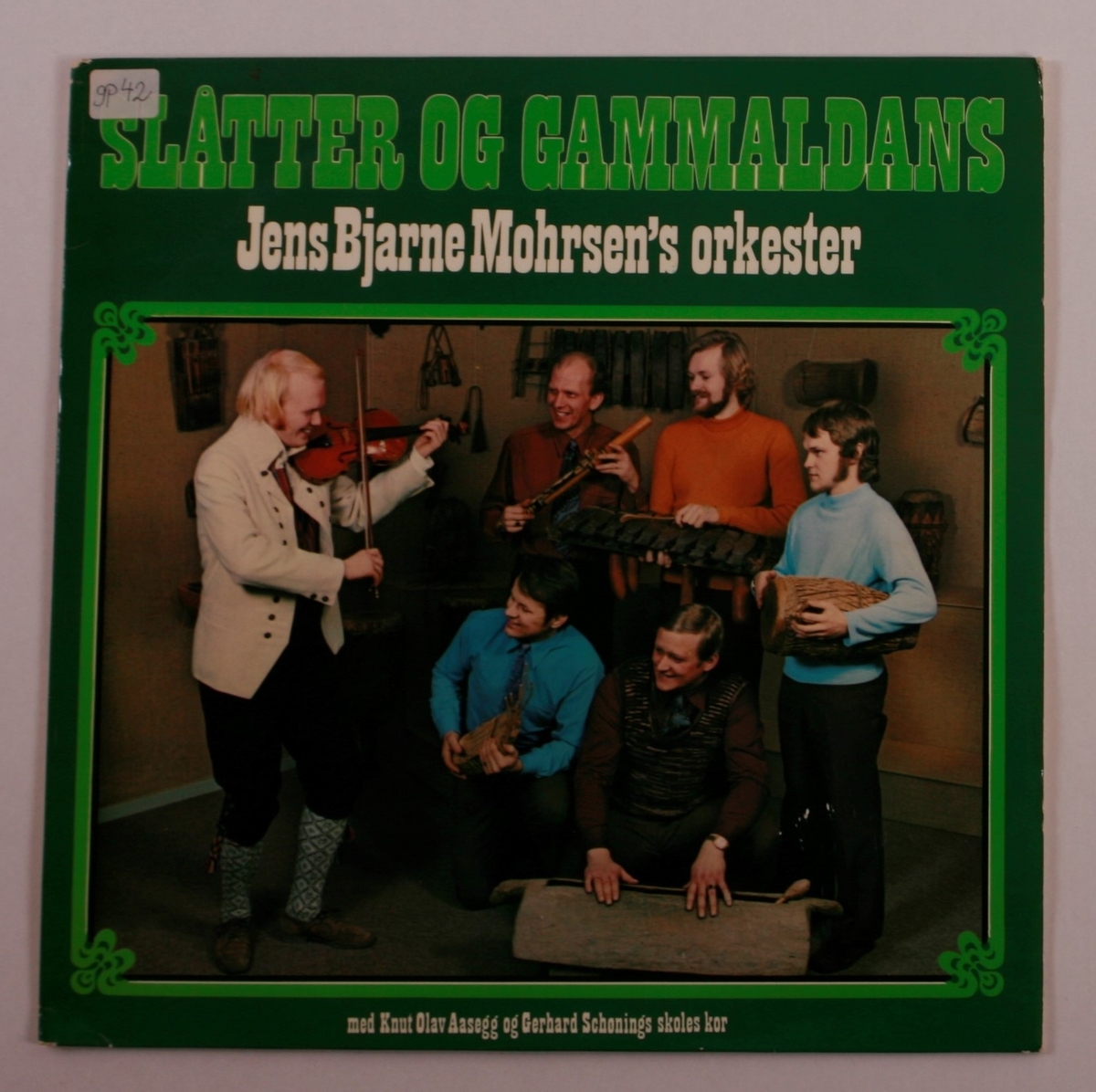 Grammofonplate i svart vinyl og plateomslag i papp. Plata ligger i en papirlomme.