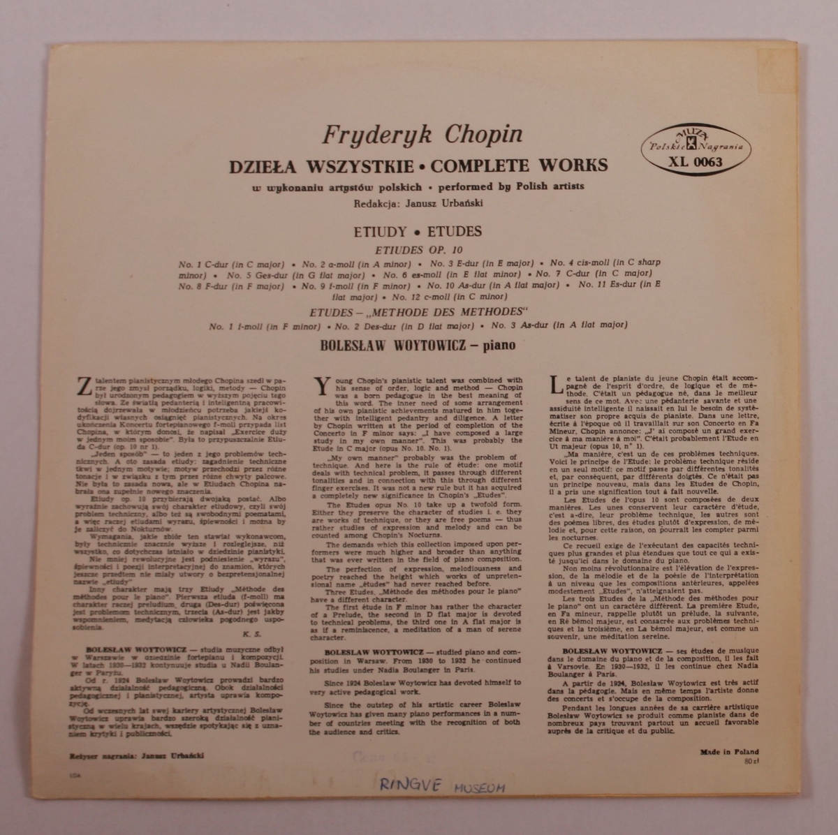Grammofonplate i svart vinyl og plateomslag i papp. Plata ligger i en plastlomme.
